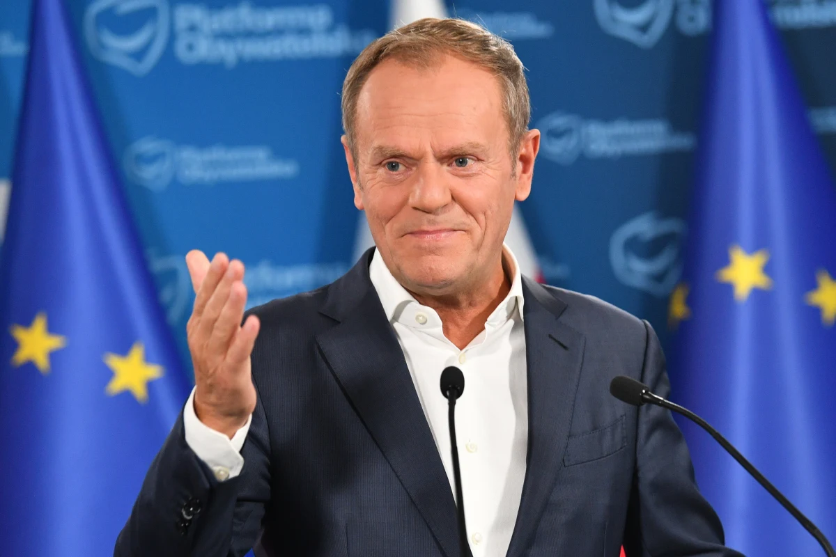 Donald Tusk chce powołania sejmowej komisji śledczej w sprawie afery podsłuchowej. „Newsweek" napisał, że nagrania z udziałem najważniejszych polityków, zanim zostały opublikowane w 2014 roku, zostały sprzedane rosyjskim służbom. "Prokuratura nie jest godna zaufania. Tylko komisja niezależna od Ziobry i Kaczyńskiego może wyjaśnić, na czym polega wpływ rosyjskich służb na energetyczną politykę PiS-u" - mówił szef PO, apelując o powołanie komisji.