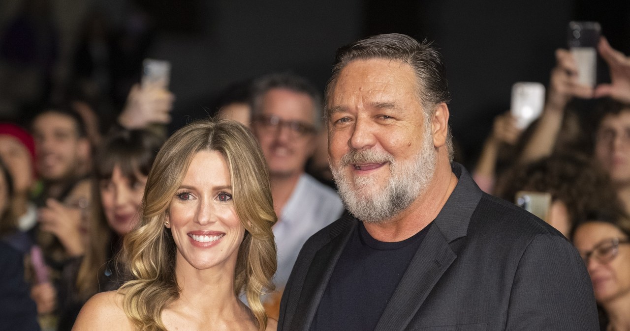 Russell Crowe, znany z kultowych filmów, takich jak "Piękny umysł" znalazł nową ścieżkę zawodową. Tym razem stanął za kamerą jako reżyser i scenarzysta. W weekend premierę w Rzymie miał jego najnowszy film "Poker Face". Aktor pojawił się na czerwonym dywanie razem ze swoją partnerką, Britney Theriot.