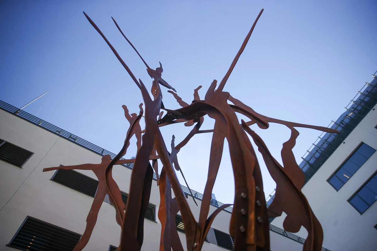 Pierwszy w Polsce pomnik upamiętniający medyków pracujących w czasie pandemii i ofiary COVID-19 odsłonięto w Szpitalu Uniwersyteckim w Krakowie. Rzeźbę wykonano ze stali z zakładów metalurgicznych Azowstal w Mariupolu.

