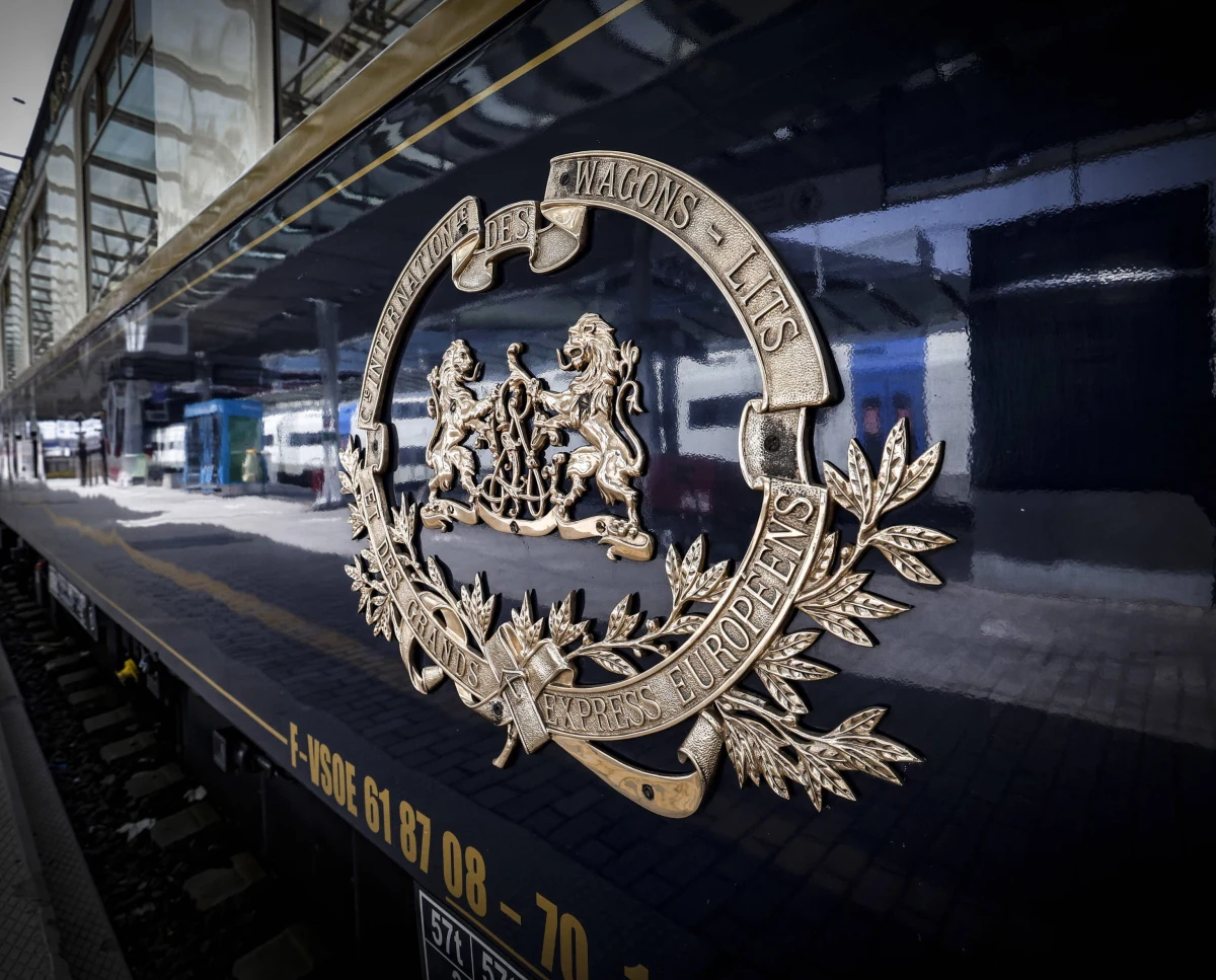 Wygodne i eleganckie. W środku mają zielone aksamitne kanapy, lustra na sufitach, olśniewające urodą mozaiki, witraże i drewniane panele. Tak wyglądają teraz odnowione wagony Orient Expressu odnalezione kilka lat temu w Polsce. Luksusowy pociąg ma wyjechać na tory w 2024 roku. 