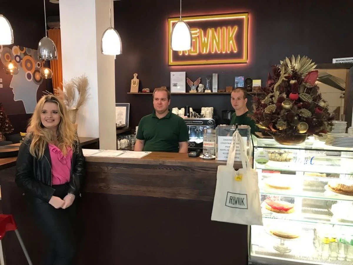 Wyjątkowe miejsce na mapie Wrocławia liczy na pomoc. Cafe Równik zatrudnia osoby niepełnosprawne. Mają tam pracę, która jest dla nich terapią. Obecnie do klubokawiarni przychodzi dużo mniej gości. To jeszcze efekt epidemii koronawirusa. Pomóc mają remont, zmiana menu i nowe otwarcie. Trwa zbiórka 40 tysięcy złotych na ten cel.