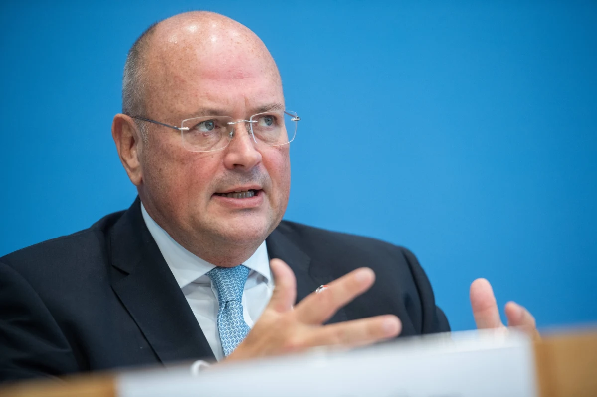 Szef niemieckiego Federalnego Urzędu Bezpieczeństwa Informacji Arne Schoenbohm został odwołany ze stanowiska. Wszczęto wobec niego postępowanie dyscyplinarne. Schoenbohmowi, który miał odpowiadać za cyberbezpieczeństwo, zarzuca się kontakty w rosyjskich kręgach wywiadowczych - informuje "Spiegel".