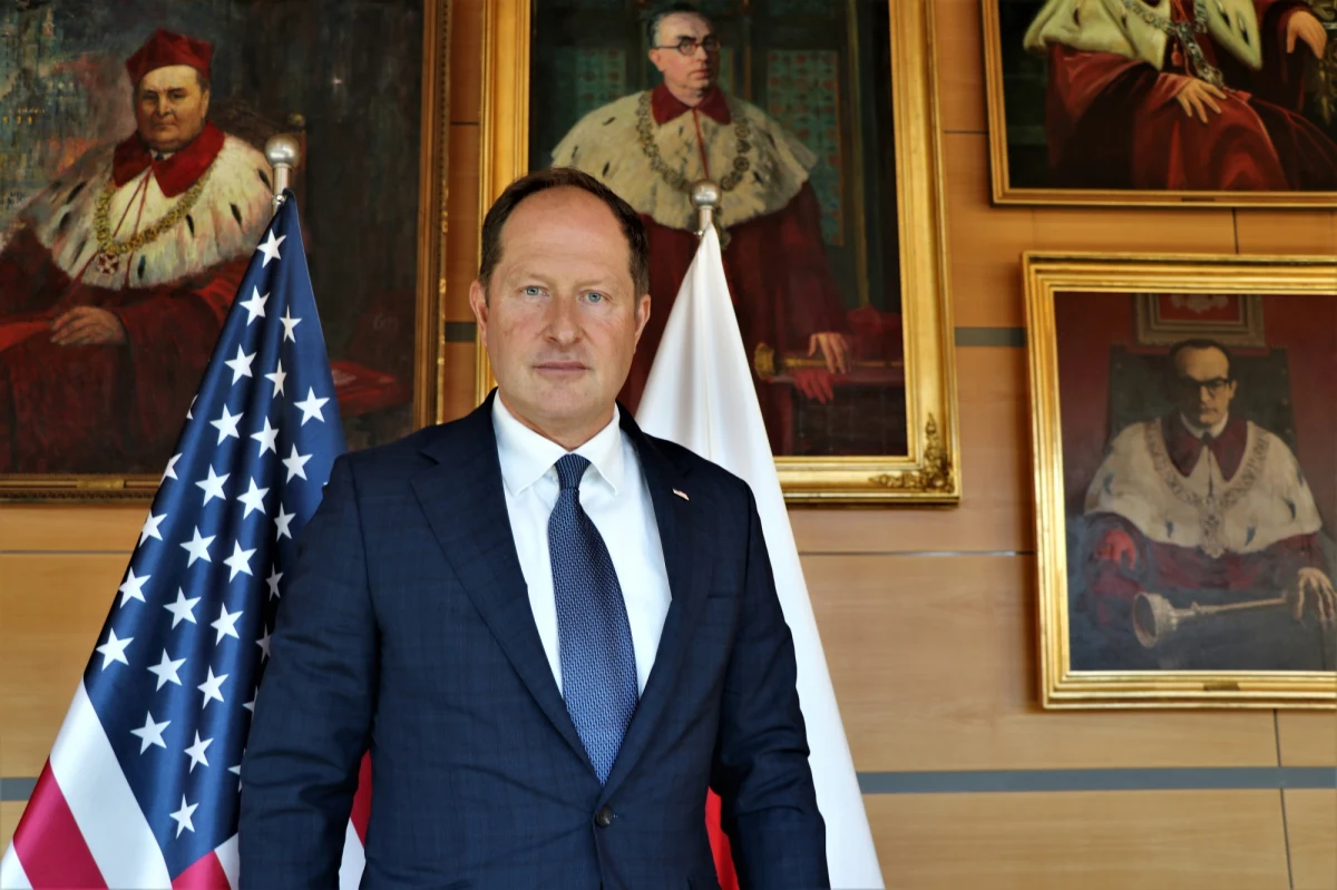 "Nie wiemy, co zrobi Putin, ale jesteśmy gotowi na każdą ewentualność. I to nie są moje zapewnienia, to są zapewnienia generała, dowódcy europejskiego dowództwa US Army, które nadzoruje siły amerykańskie także w Polsce" - mówi RMF FM Mark Brzezinski w odpowiedzi na pytanie o ewentualne zagrożenie użyciem broni jądrowej w Ukrainie. Ambasador USA w Polsce podkreśla, że "musimy być czujni, musimy być skoordynowani, jakbyśmy grali tę samą melodię w sprawie planowania, taktyki - to jest sposób zapewnienia tej części świata bezpieczeństwa". Pytany o sprawę żądania przez Polskę reparacji od Niemiec stwierdza, że Ameryka przywiązuje bardzo dużą wagę do stosunków polsko-niemieckich: "bardzo chcielibyśmy, aby były obustronnie korzystne, szczególnie teraz, kiedy mamy złożoną sytuację bezpieczeństwa na wschodzie".