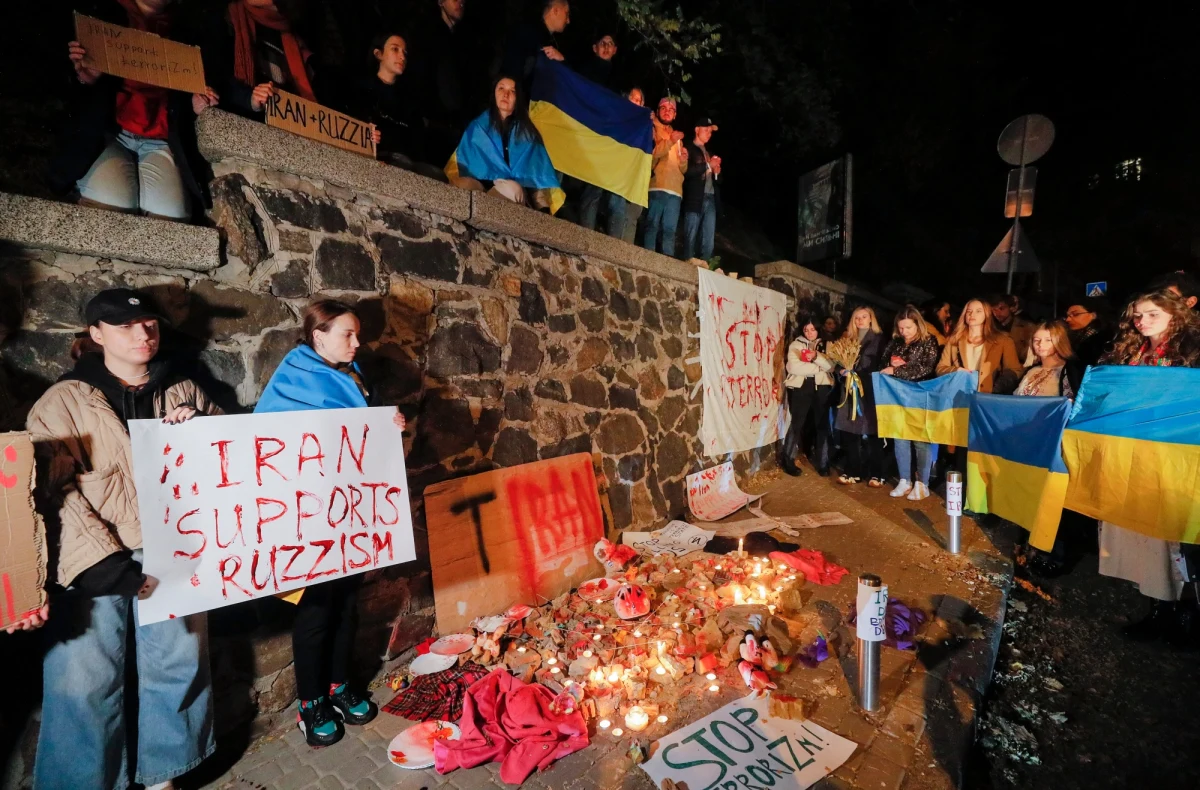 Iran dostarczy Rosji kolejne drony i pociski ziemia-ziemia, a porozumienie w tej sprawie podpisano 6 października - podaje Reuters, powołując się na irańskich i zachodnich dyplomatów. Agencja ocenia, że zwiększy to napięcia między Teheranem i Zachodem.