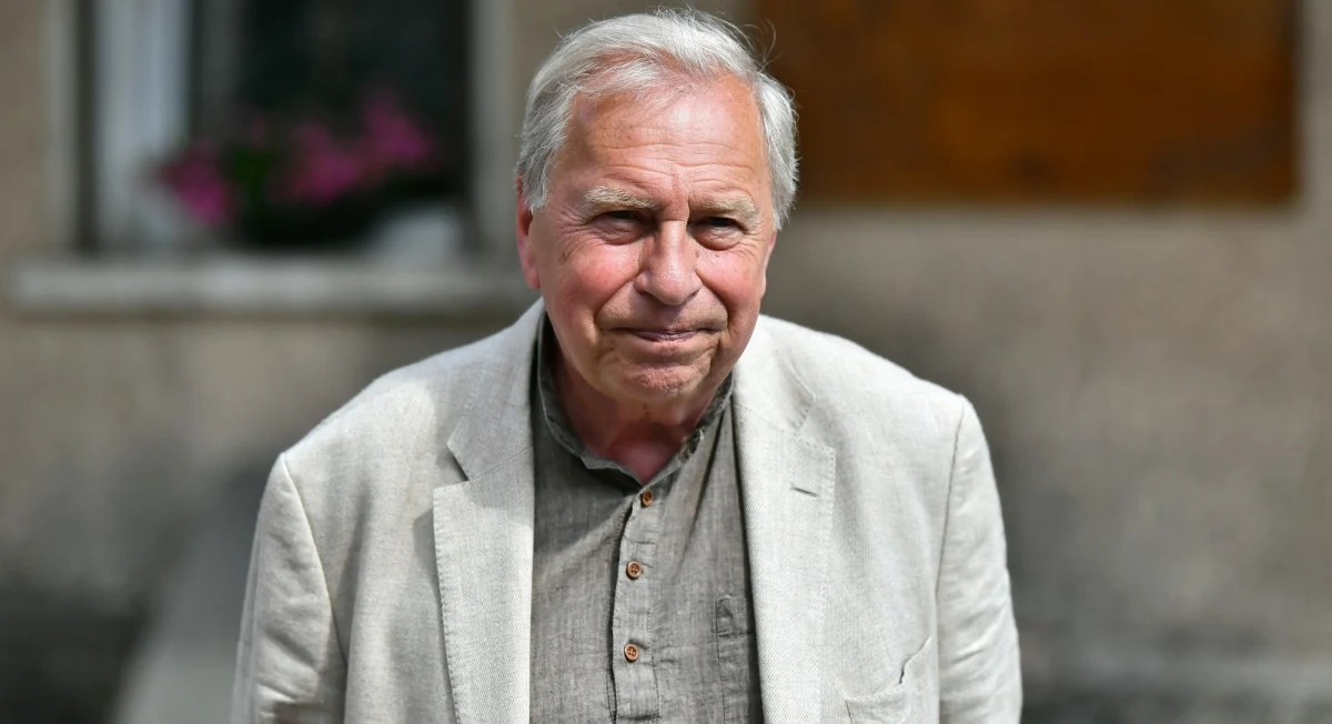 "Bardzo żałuję i przepraszam, że wczoraj podjąłem tę najgorszą w moim życiu decyzję o prowadzeniu samochodu" - to fragment oświadczenia Jerzego Stuhra w sprawie wczorajszego zdarzenia w Krakowie. Znany aktor, kierując autem pod wpływem alkoholu, miał kolizję z motocyklistą.