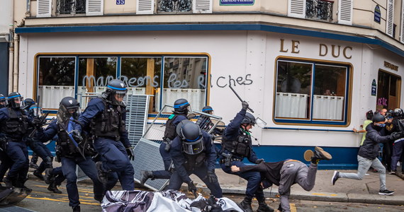 W czasie demonstracji w Paryżu przeciwko drożyźnie doszło do starć z policją. Skrajnie lewicowe bojówki zaczęły obrzucać kamieniami i butelkami funkcjonariuszy, którzy odpowiedzieli pałkami, gazem łzawiącym oraz granatami dymnymi.