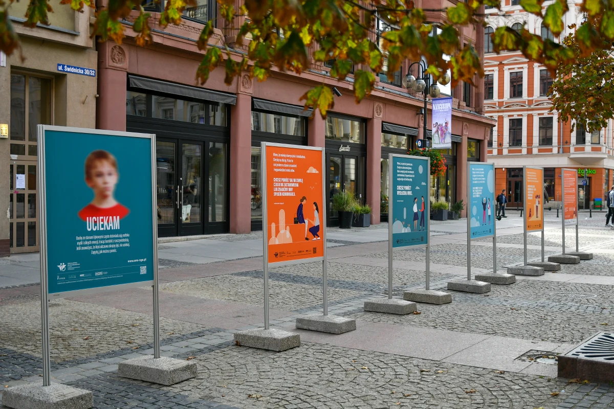 „ZNIKAM - GUBIĘ SIĘ – TRACĘ – UCIEKAM” – pod tą nazwą ruszyła we Wrocławiu kampania społeczna na temat potrzeb osób w  kryzysie psychicznym. Ma m.in. zwiększyć świadomość wrocławian na temat miejsc uzyskania pomocy oraz savoir-vivre’u wobec osób z problemami psychicznymi. Zaplanowano m.in. prelekcje dla młodzieży i seniorów, warsztaty oraz spotkania. Przy ul. Świdnickiej można oglądać wystawę poświęconą kampanii. 