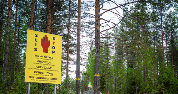 Wszystkie ugrupowania w parlamencie Finlandii są zgodne co do tego, że konieczne jest wzniesienie bariery na granicy fińsko-rosyjskiej – poinformowała premier Sanna Marin po spotkaniu z partyjnymi liderami. Fińska straż graniczna oszacowała, że wzniesienie bariery o długości 130-260 kilometrów - co stanowiłoby 10-20 proc. długości granicy z Rosją - zajęłoby ok. 3-4 lat i kosztowałoby setki milionów euro.