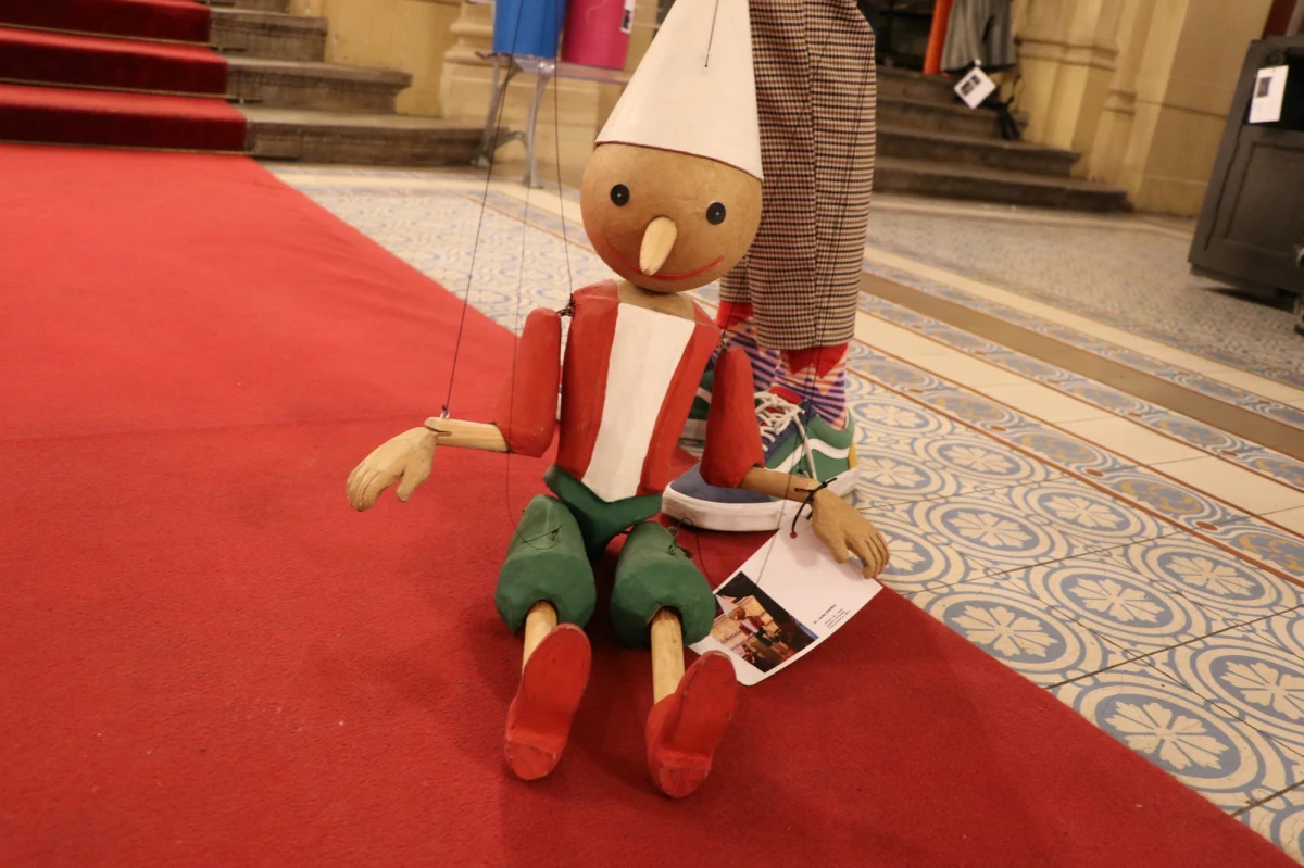 Głowę osła, suknie ślubne, grille, pajacyka Pinokio i wiele innych rzeczy będzie można kupić podczas Wielkiej Licytacji Teatru im. Juliusza Słowackiego w Krakowie. To wyjątkowa okazja na to, by zdobyć coś, co było teatralnym rekwizytem i kostiumem. Rzeczy wykonali pracownicy teatru, każda z nich zawiera elementy scenicznej magii. Licytacja odbędzie się 22 października. 