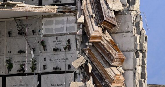 W wyniku zawalenia się ściany czteropiętrowego budynku na terenie włoskiego cmentarzu Poggioreale w powietrzu zawisło co najmniej 12 trumien ze zwłokami. Do zdarzenia doszło, gdy na cmentarzu nie było nikogo.