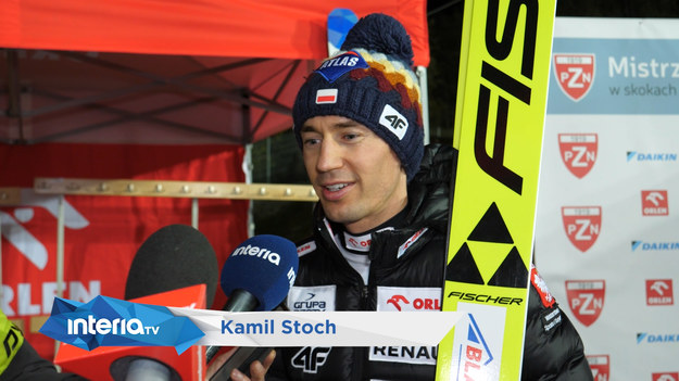 Kamil Stoch: To nie był mój dzień!

W odmiennym nastroju był Kamil Stoch, który po raz drugi z rzędu w letnich MP jest siódmy. Poprzednio taka seria zdarzyła mu się u progu kariery w 2004 i 2005 r. Później już był znacznie wyżej, dwa razy zostawał mistrzem kraju i łącznie aż 14 razy stawał na podium.

- To nie był mój dzień, obydwa skoki mi nie wyszły. Potwierdziła się zasada, że Dawid Kubacki jest królem lata - powiedział "Orzeł z Zębu".
