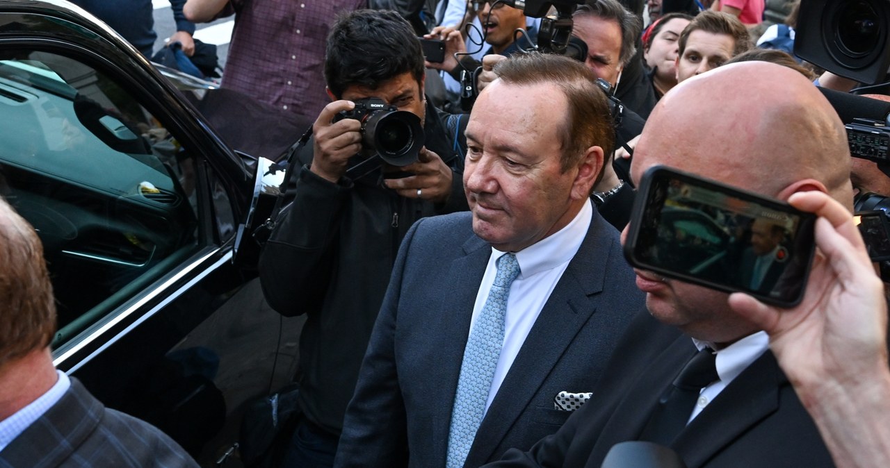 Kevin Spacey broni się w sądzie w Nowym Jorku przed oskarżeniami Anthony'ego Rappa, który twierdzi, że jako nastolatek był przez niego molestowany seksualnie. Podczas procesu gwiazdor "American Beauty" wyznał, że z ujawnieniem tego, że jest gejem zwlekał aż do 58. roku życia, w dużej mierze z powodu swojego ojca. Ten był bowiem neonazistą i wpadał w furię, gdy nabierał podejrzeń, że jego syn mógłby być gejem.