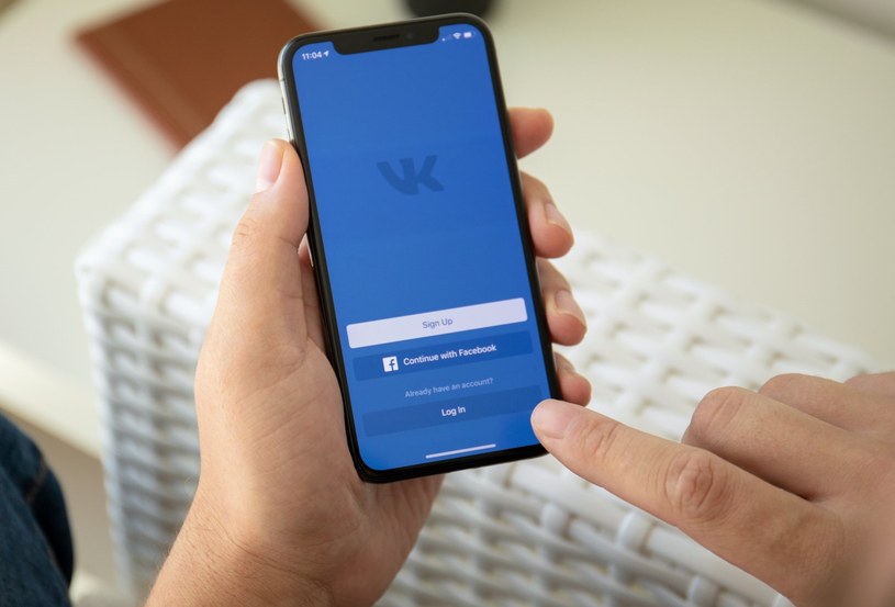 Amerykański gigant poinformował, że aplikacja VKontakte, często nazywana "rosyjskim Facebookiem", która została usunięta z App Store pod koniec września, ponownie jest dostępna w jego sklepie z aplikacjami. Co takiego wpłynęło na zmianę decyzji firmy?