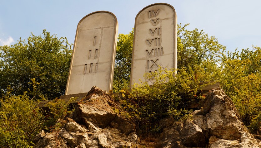 10 przykazań Bożych. Oryginalny tekst Dekalogu różni się od wersji szkolnej