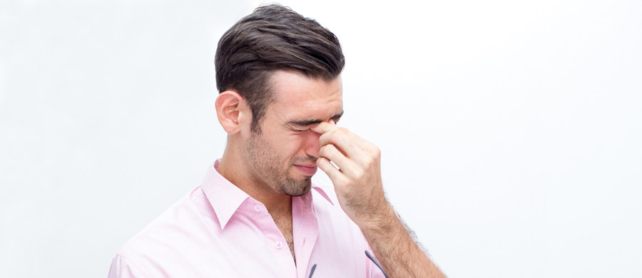 Ponad połowa Polaków w okresie wiosennym odczuwa dolegliwości takie jak katar, swędze-nie lub zaczerwienienie oczu, czy kaszel. Wszystkie mogą być objawami alergii wziewnej. Te związana z oczami mogą trwale uszkodzić wzrok.