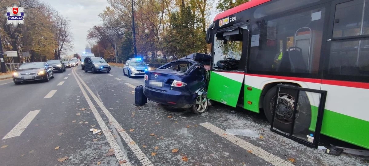 Dwie osoby z poważnymi obrażeniami ciała trafiły do szpitala po zderzeniu mazdy z autobusem miejskim w Lublinie. Ze wstępnych ustaleń policji wynika, że 37-latek stracił panowanie nad samochodem, zjechał na przeciwległy pas ruchu i zderzył się z jadącym z naprzeciwka autobusem.

