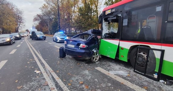 Dwie osoby z poważnymi obrażeniami ciała trafiły do szpitala po zderzeniu mazdy z autobusem miejskim w Lublinie. Ze wstępnych ustaleń policji wynika, że 37-latek stracił panowanie nad samochodem, zjechał na przeciwległy pas ruchu i zderzył się z jadącym z naprzeciwka autobusem.

