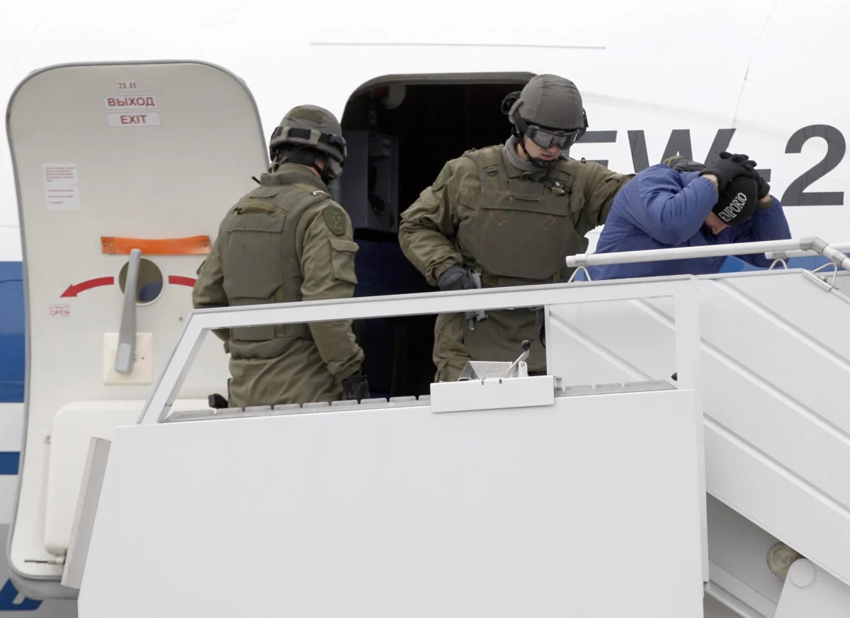 Z oddziału specjalnego "Alfa" białoruskiego KGB uciekł za granicę jeden z oficerów - informuje niezależna białoruska gazeta "Nasza Niwa". Do ucieczki miało dojść pod koniec września. Teraz oddział, w którym służył mężczyzna, został umieszczony "na kwarantannie" - służby sprawdzają, czy mogą w nim być kolejni "zdrajcy". 