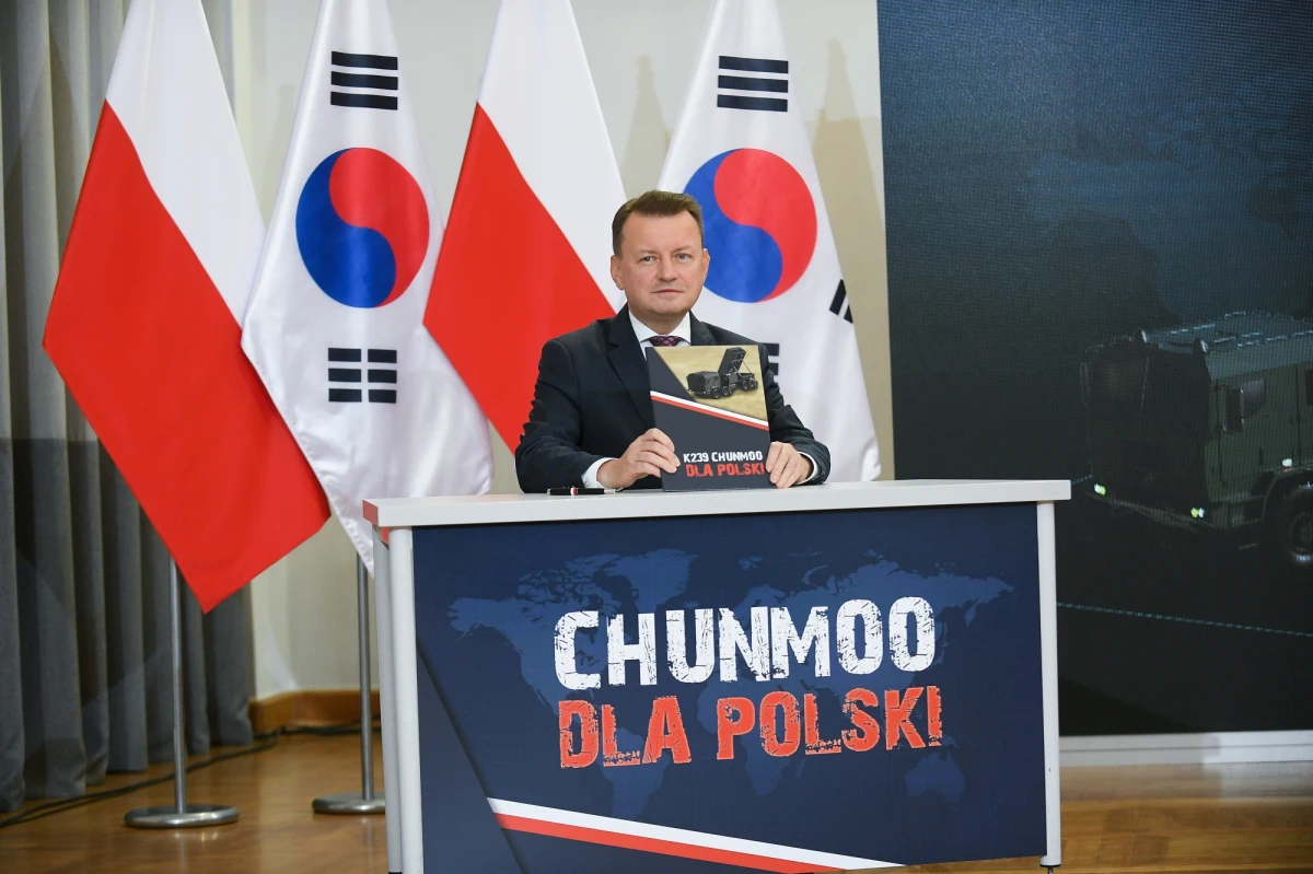 Wicepremier szef MON Mariusz Błaszczak zatwierdził umowę ramową na zakup 288 zestawów systemu artylerii rakietowej K239 Chunmoo z Korei Południowej wraz zapasem amunicji. Pierwsze trafią do Polski w przyszłym roku. Wcześniej szef MON poinformował o rozpoczęciu dostaw pierwszych armatohaubic K9 i czołgów K2 z Korei Płd. do Polski. 