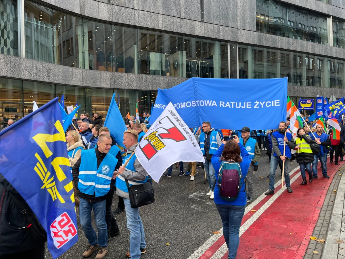 Kilkaset osób protestowało w centrum Warszawy. To związkowcy z Ogólnopolskiego Porozumienia Związków Zawodowych i Forum Związków Zawodowych.