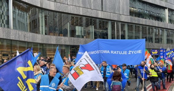 Kilkaset osób protestowało w centrum Warszawy. To związkowcy z Ogólnopolskiego Porozumienia Związków Zawodowych i Forum Związków Zawodowych.