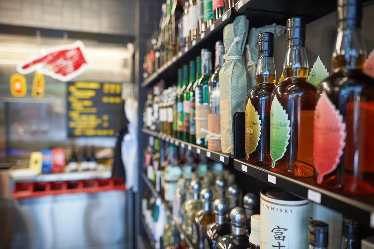 Zakaz sprzedaży napojów alkoholowych między godziną 23.00 a 6.00 będzie obowiązywał w Chrzanowie (Małopolskie). Tak decydowali radni miejscy. Uchwała w tej sprawie wejdzie w życie po upływie 14 dni od daty ogłoszenia w Dzienniku Urzędowym Województwa Małopolskiego.