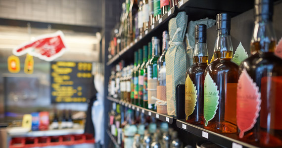 Zakaz sprzedaży napojów alkoholowych między godziną 23.00 a 6.00 będzie obowiązywał w Chrzanowie (Małopolskie). Tak decydowali radni miejscy. Uchwała w tej sprawie wejdzie w życie po upływie 14 dni od daty ogłoszenia w Dzienniku Urzędowym Województwa Małopolskiego.