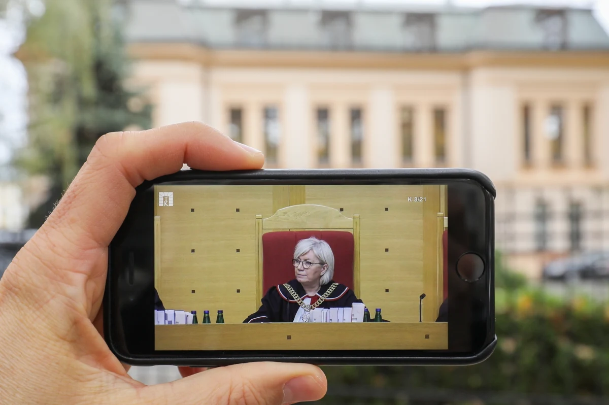 Nie będzie dziś decyzji Trybunału Konstytucyjnego w sprawie zgodności z konstytucją kar nakładanych na Polskę przez TSUE. Po trwającym godzinę wysłuchaniu części stron w tej sprawie przewodząca rozprawie Julia Przyłębska zarządziła w niej przerwę do 14 grudnia. Pozostałe strony postępowania mają czas na przedstawienie swoich pisemnych stanowisk do końca listopada.