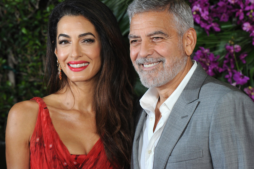George Clooney w najnowszym wywiadzie wrócił wspomnieniami do początków znajomości ze swoją obecną żoną. Aktor wyznał, że Amal Alamuddin skradła jego serce już podczas pierwszego spotkania. Co ciekawe, zanim jeszcze aktor ją poznał, jego agent i bliski przyjaciel przepowiedział mu, że się z nią ożeni, w co Clooney nie uwierzył. "Powiedział: 'Na twoje przyjęcie wybiera się dziewczyna, którą poślubisz'. Odparłem, że jest idiotą" - zdradził laureat Oscara.