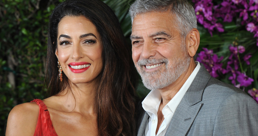 George Clooney w najnowszym wywiadzie wrócił wspomnieniami do początków znajomości ze swoją obecną żoną. Aktor wyznał, że Amal Alamuddin skradła jego serce już podczas pierwszego spotkania. Co ciekawe, zanim jeszcze aktor ją poznał, jego agent i bliski przyjaciel przepowiedział mu, że się z nią ożeni, w co Clooney nie uwierzył. "Powiedział: 'Na twoje przyjęcie wybiera się dziewczyna, którą poślubisz'. Odparłem, że jest idiotą" - zdradził laureat Oscara.