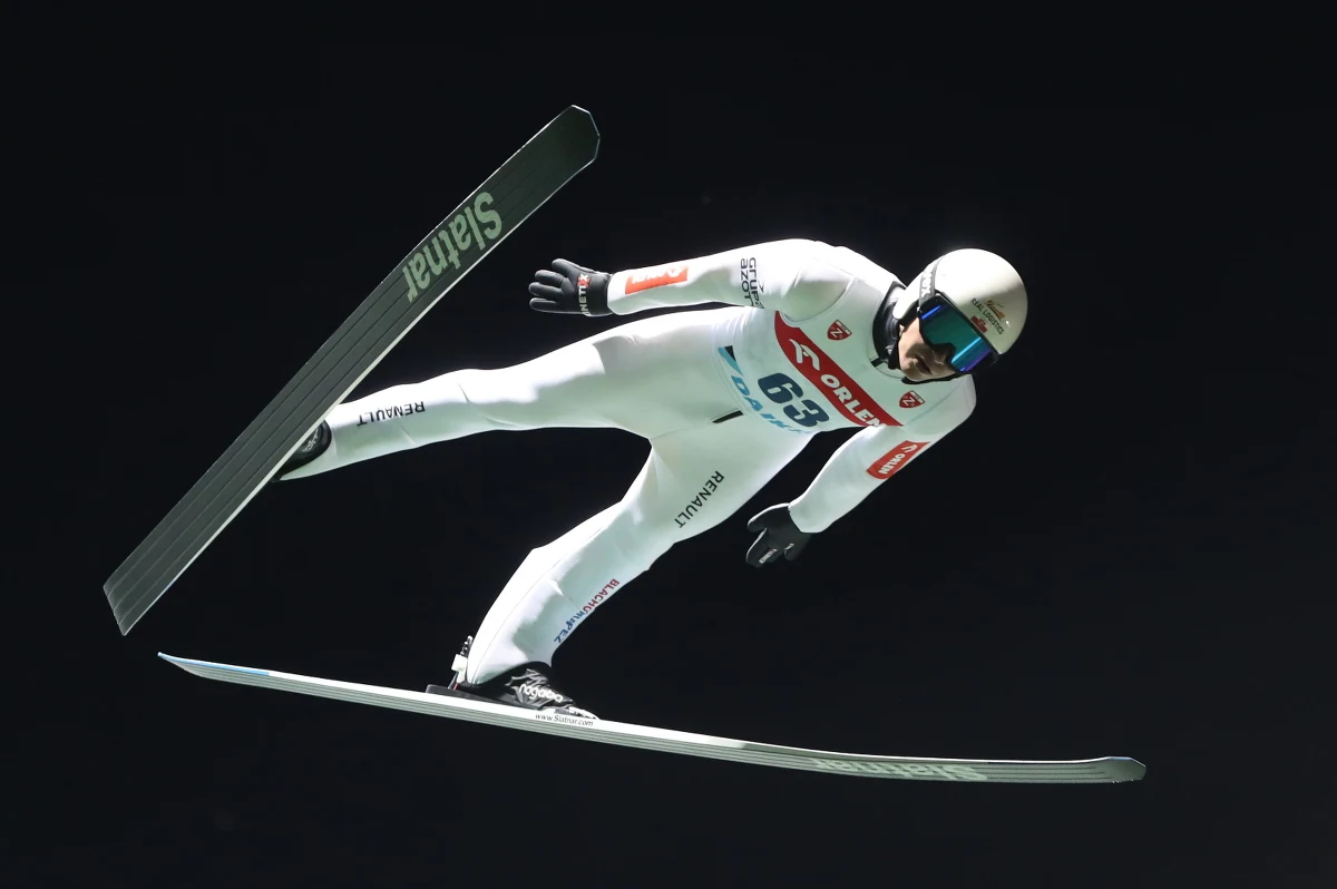 TS Wisła Zakopane zdobyła tytuł, wygrywając środową rywalizację drużynową letnich mistrzostw Polski w skokach narciarskich. W zawodach, które rozegrano na zakopiańskiej Średniej Krokwi (HS-105), wystartowało 17 zespołów z dziesięciu klubów.