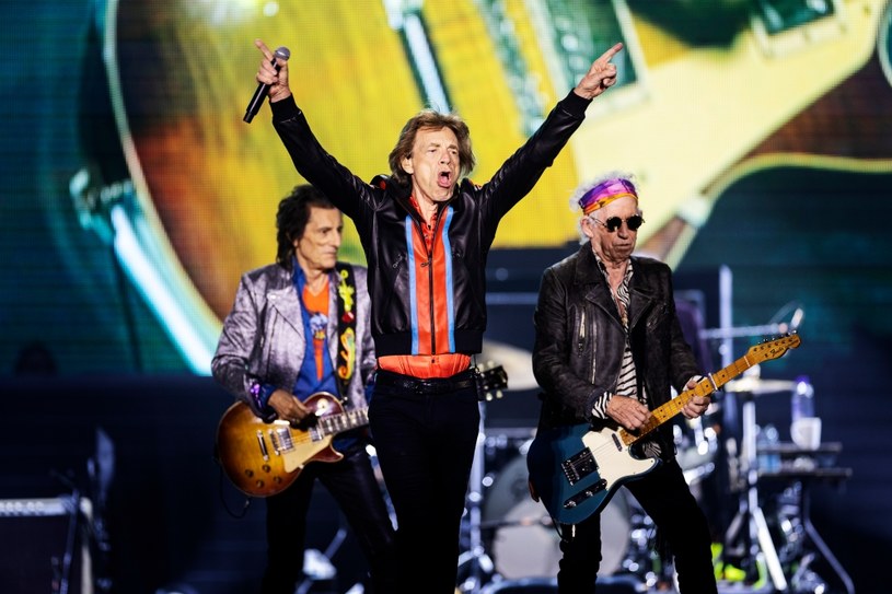 Mick Jagger i spółka od dwóch tygodni pracują w nowojorskim studiu nad materiałem do nowej płyty, która ma zawierać świeże kompozycje - dowiedział się nieoficjalnie dziennik "The Sun". Wydawnictwo ma mieć premierę latem 2023 roku. Po raz ostatni The Rolling Stones wydali album z premierowymi piosenkami 17 lat temu.