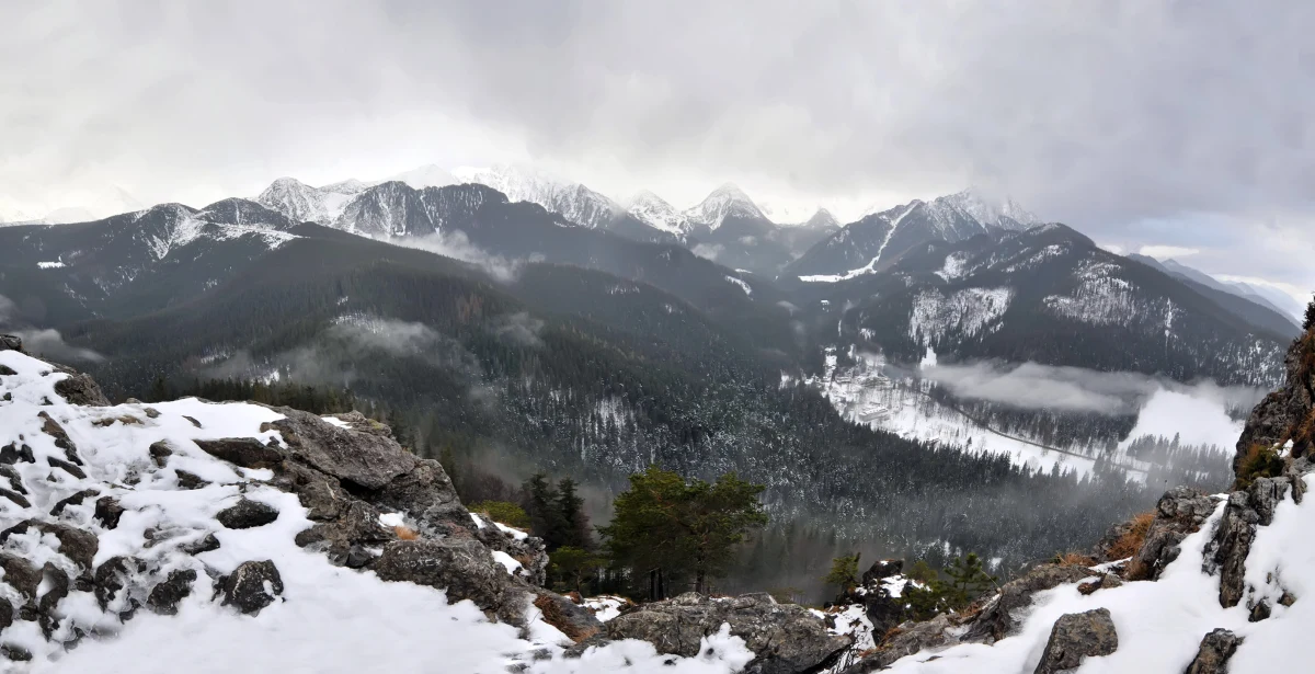 ​Nagłe pogorszenie pogody w Tatrach. Z wczorajszych plus 13 stopni na szczycie Kasprowego Wierchu, dziś zrobiło się minus jeden i ma się jeszcze bardziej ochłodzić. Opady marznącego deszczu i śniegu mogą pogorszyć i tak trudne warunki na tatrzańskich szlakach - mówi ratownik dyżurny TOPR Piotr Konopka.
