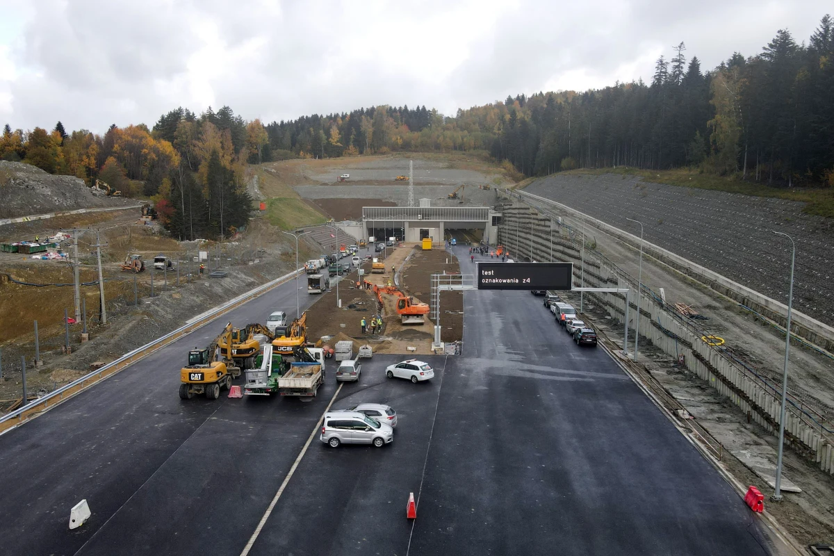 Możliwe, że już 12 listopada zostanie otworzony tunel pod Luboniem Małym w ciągu trasy S7, czyli zakopianki. To jeden z najdłuższych i jeden z najbardziej oczekiwanych tunelów w Polsce. 