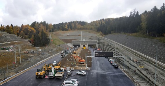 Możliwe, że już 12 listopada zostanie otworzony tunel pod Luboniem Małym w ciągu trasy S7, czyli zakopianki. To jeden z najdłuższych i jeden z najbardziej oczekiwanych tunelów w Polsce. 