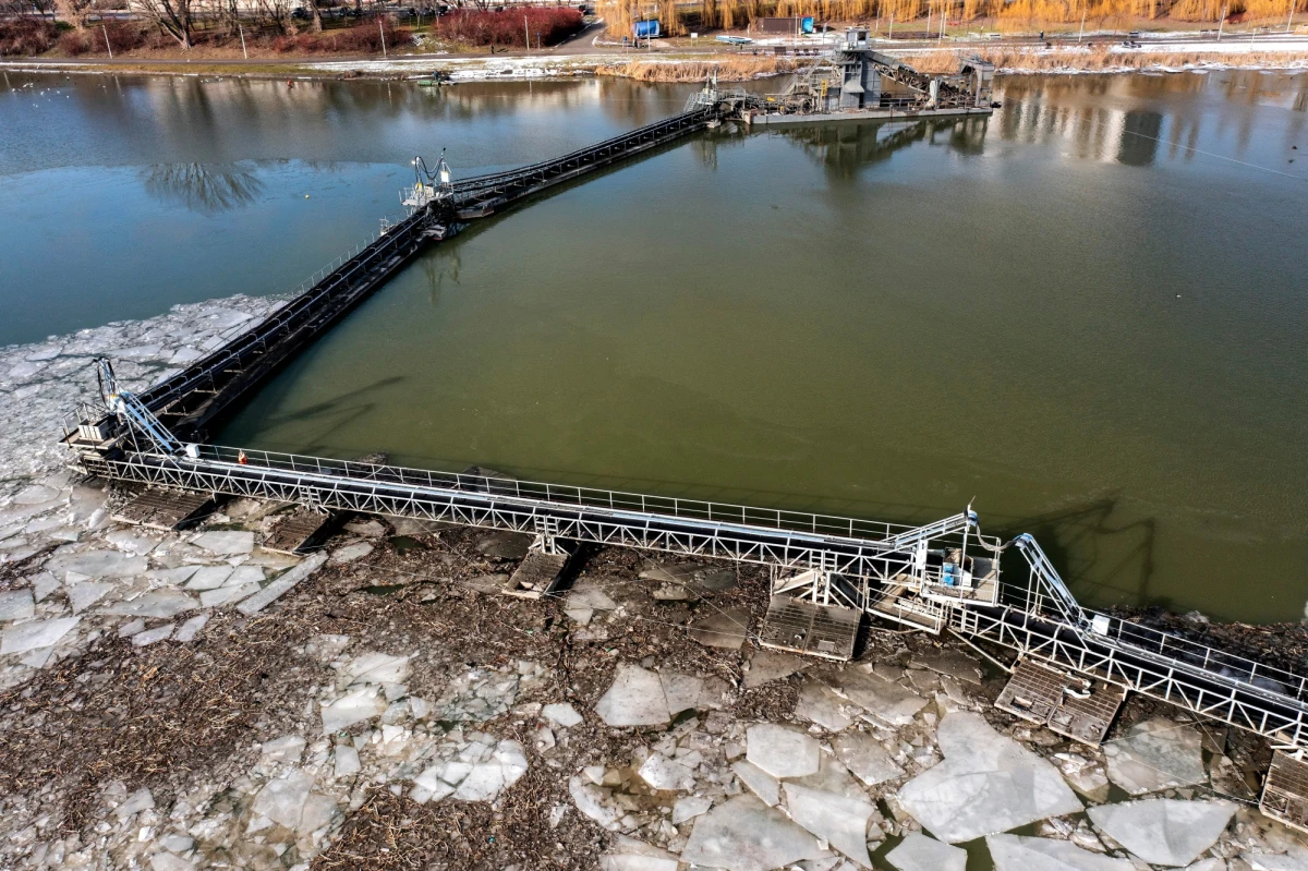 Dwa i pół miesiąca pozostało do końca robót związanych z odmulaniem zalewu na Wisłoku w Rzeszowie. Roboty przebiegają zgodnie z planem i do grudnia ma być wywieziony cały osad - podaje portal nowiny24.pl.