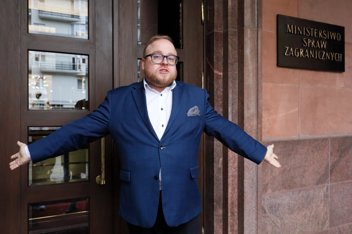 "Jesteśmy gotowi zgodzić się na powrót wycieczek izraelskiej młodzieży, bez żadnych warunków wstępnych, byleby nie towarzyszyła im uzbrojona obstawa" - poinformował rzecznik resortu Łukasz Jasina. To stanowisko zostało przekazane ambasadorowi Izraela podczas spotkania w Ministerstwie Spraw Zagranicznych Polski. 