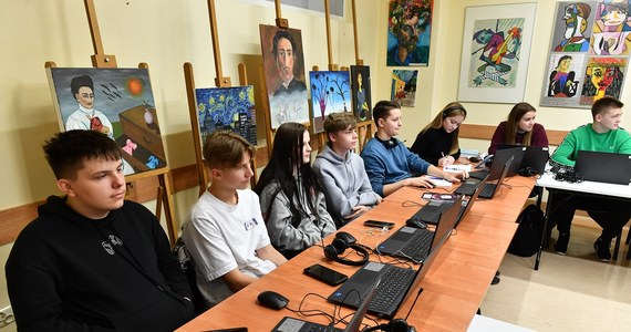 We Wrocławiu otwarto pięć Centrów Nauki Zdalnej, w których uczniowie z Ukrainy łączą się zdalnie ze szkołami w swoim kraju. W ten sposób realizują obowiązek nauki. Projekt dla 72 osób prowadzony jest w ramach współpracy Wrocławia z UNICEF-em.