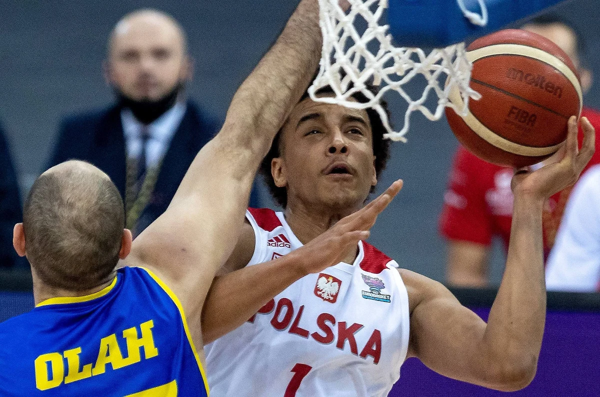 Po blisko czterech latach przerwy na parkietach ligi NBA znów występować będzie reprezentant Polski. Mecz San Antonio Spurs z Charlotte Hornets, w którym spodziewany jest debiut 19-letniego skrzydłowego Jeremiego Sochana, rozpocznie się o godz. 2 czasu polskiego. "Sam moment podpisania kontraktu jest dużym wydarzeniem. To jest spełnienie marzeń każdego koszykarza. Przebywanie w szatni z tymi zawodnikami, którym wcześniej się kibicowało, których się podziwiało. I ten pierwszy mecz, gdzie to staje się realne, gdzie można poczuć już tą prawdziwą atmosferę NBA" - wspominał na antenie radia RMF24, Cezary Trybański, były zawodnik NBA.