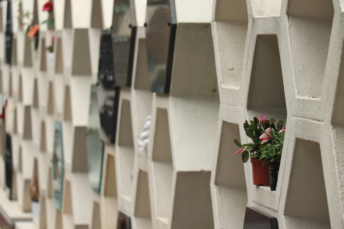 ​Na cmentarzu w Dywitach powstanie nowy dom przedpogrzebowy z krematorium, dzięki czemu ciała zmarłych nie będą już musiały być wożone do spopielenia poza województwo - poinformował w środę olsztyński urząd miasta. Obiekt ma być gotowy przed końcem 2023 roku.