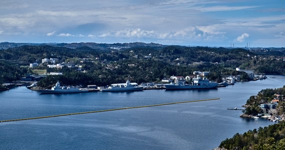 Związana z Kremlem Rosyjska Cerkiew Prawosławna w ostatnich latach kupiła kilka nieruchomości w strategicznych miejscach na wybrzeżu Norwegii. Z jednego z budynków rozpościera się widok na bazę marynarki wojennej - pisze norweski dziennik "Dagbladet".