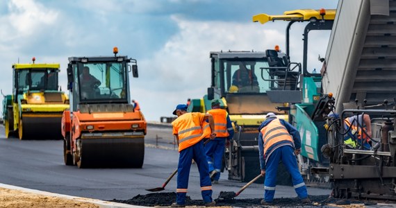 ​Kierowcy muszą liczyć się z utrudnieniami, jakie mogą wystąpić w czwartek (20 października) na drodze krajowej nr 12 w Poniatowie (Łódzkie). Drogowcy będą tam modernizować nawierzchnię trasy.