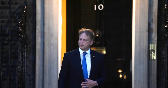 Grant Shapps - były minister transportu w rządzie Borisa Johnsona - został nowym ministrem spraw wewnętrznych Wielkiej Brytanii. Zastąpił w tej roli Suellę Braveman, która niespodziewanie złożyła rezygnację.