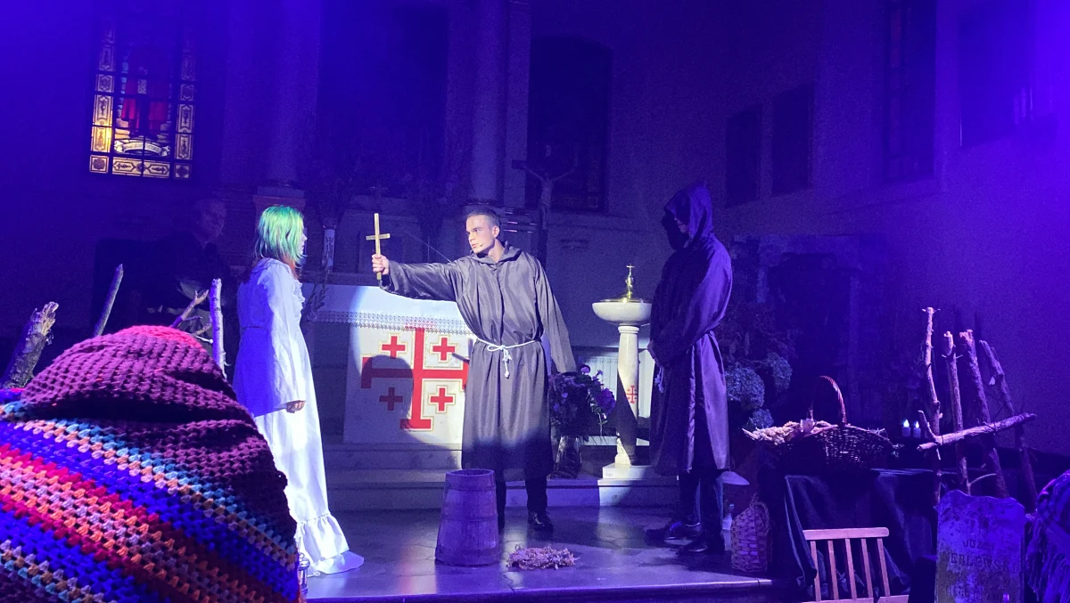 Zjawy schodzące z kościelnego chóru, dym i przejmująca muzyka – tak wyglądał niecodzienny spektakl w Skierniewicach. Zabytkowa kaplica św. Stanisława, przy najstarszej w mieście nekropolii, posłużyła dziś aktorom za scenę teatralną. Po zmroku, w jesiennym klimacie, zostały wystawione „Dziady. Część 2” Adama Mickiewicza.