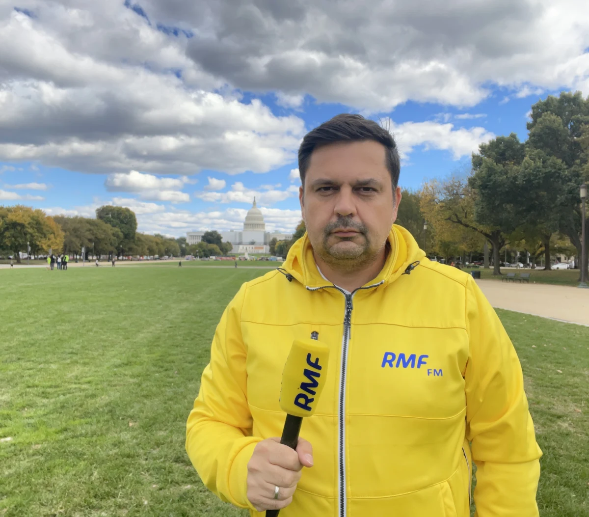 Trudno przewidzieć, jaki będzie wynik wyborów w USA, ale wielu z Was stawia pytanie, jak po wyborach będzie wyglądała amerykańska pomoc dla Ukrainy. Wszystko zależy, od tego, czy Demokraci stracą większość na Kapitolu. Jak wiemy, po wybuchu wojny, Stany Zjednoczone mocno wspierają Ukrainę i ogłaszają kolejne pakiety pomocy wojskowej. Biały Dom zapewnia, że administracja Joe Bidena będzie pomagać Ukrainie tak długo, jak to będzie konieczne. Temat Ukrainy pojawia się w kampanii wyborczej, która jest na finiszu. Niektórzy kandydaci oznaki solidarności pokazują w swoich materiałach wyborczych. Wybory odbędą się już 8 listopada.