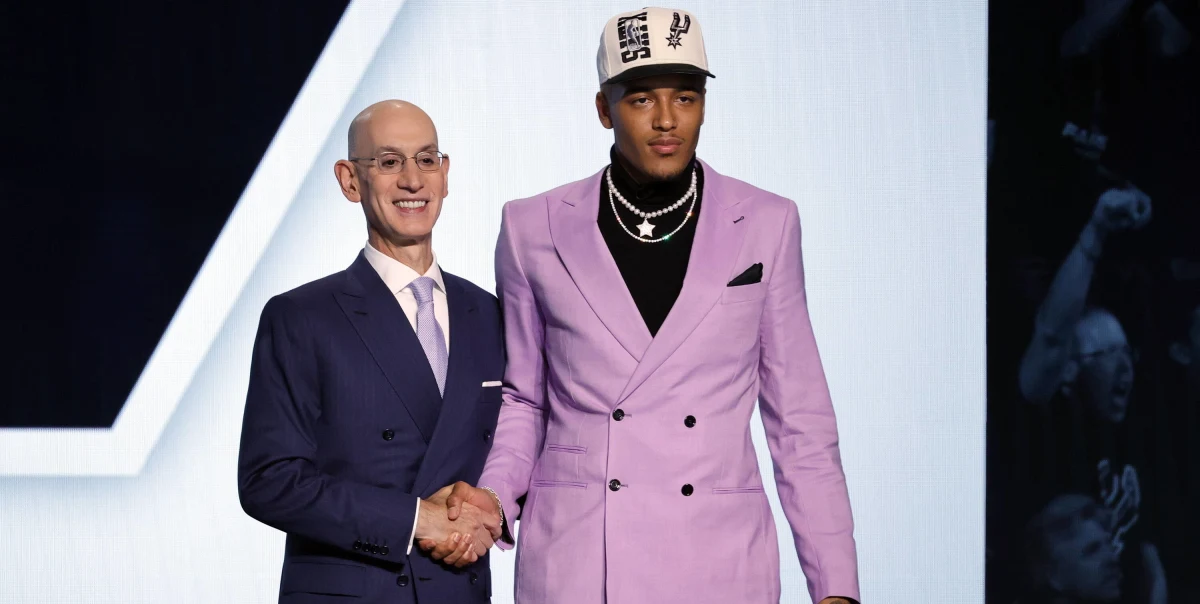 Jeremy Sochan zadebiutował w koszykarskiej lidze NBA. Polak wybiegł w pierwszej piątce zespołu San Antonio Spurs w przegranym 102:129 meczu z Charlotte Hornets. 19-latek grał 27 minut, zdobył cztery punkty i miał siedem zbiórek.