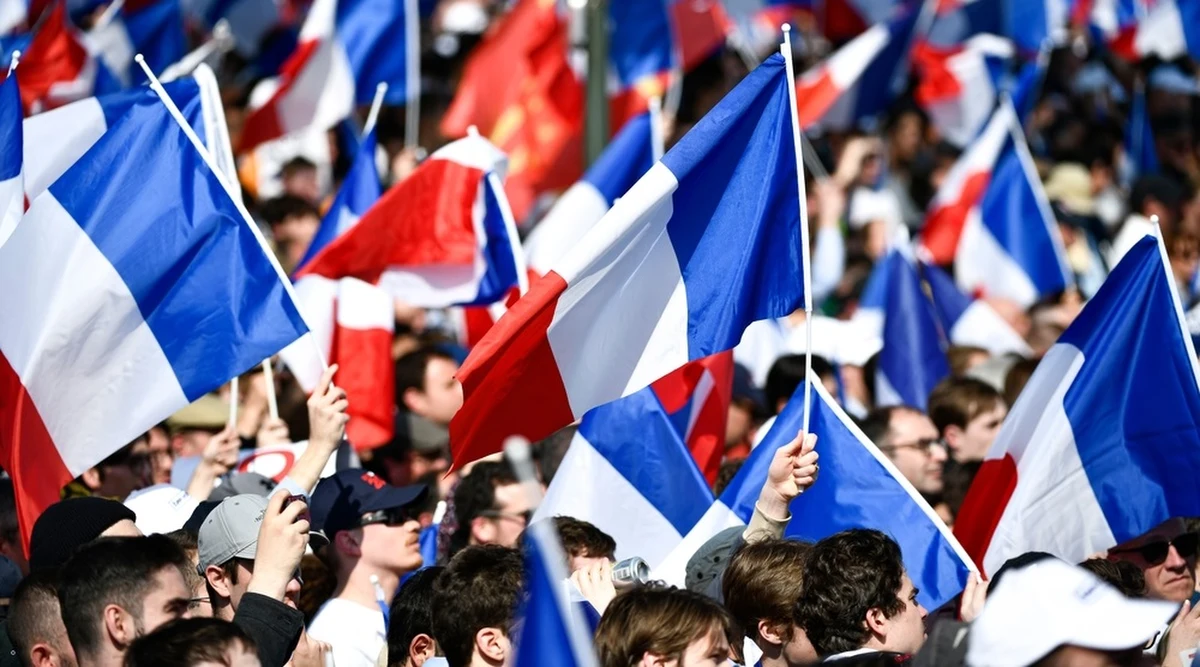 ​Dwóch fanów piłkarskiej reprezentacji Podróż wybrało się w podróż rowerem do Kataru, gdzie od 20 listopada "Trójkolorowi" będą bronić tytułu mistrza świata. Mehdi Balamissa i Gabriel Martin obecnie są w Jordanii, na miejsce planują dotrzeć dzień przed inauguracyjnym występem swoich ulubieńców.