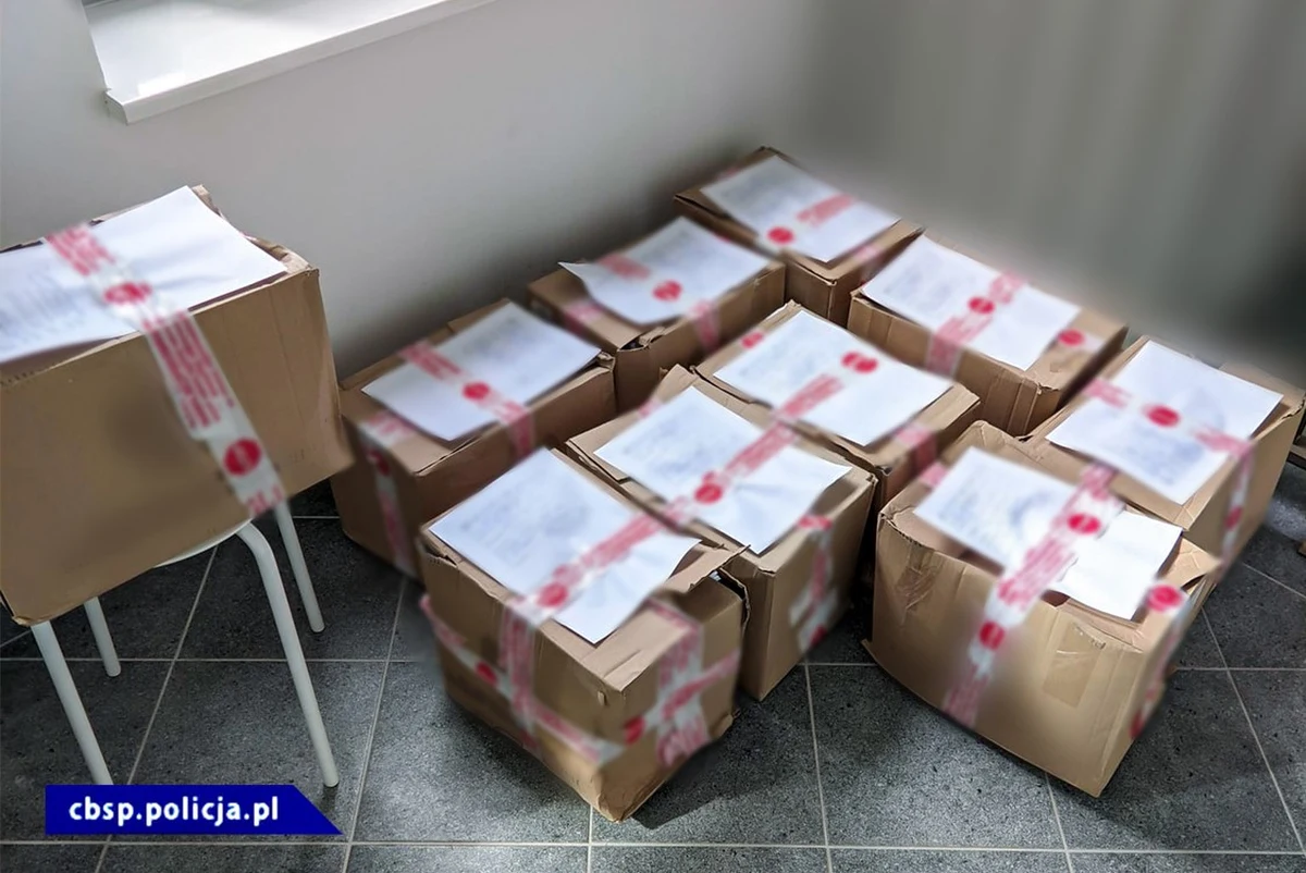 Pracownicy punktu szczepień w Oławie i osoby powiązane ze środowiskiem pseudokibiców wrocławskiego klubu sportowego są wśród 10 zatrzymanych przez mundurowych z Centralnego Biura Śledczego Policji. Podejrzani mieli handlować zaświadczeniami o zaszczepieniu przeciw Covid-19. Za jeden certyfikat brali od 100 do 500 zł.
