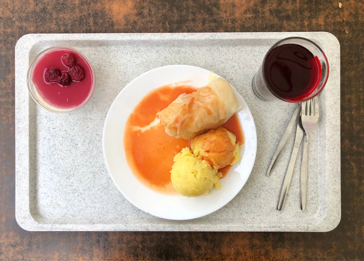 Zupa ogórkowa za 10 złotych, 12 pierogów leniwych za 15 złotych. Ceny barach mlecznych są coraz wyższe. Miejsca te dotychczas kojarzone były z tanimi obiadami, jednak również na nich odbija się rekordowa inflacja. Ceny rosną, podobnie jak niezadowolenie klientów.