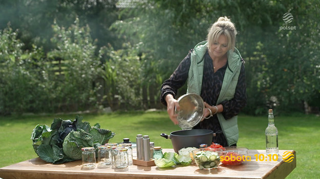 Ewa Wachowicz w kolejnym odcinku programu zaprezentuje jak zrobić nietypowy kapuśniak. Na danie główne zaproponuje kurczaka pieczonego w kiszonej kapuście, a na deser poda znakomite ciasto z masą orzechową.